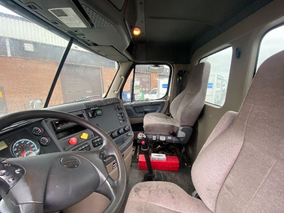 Day Cab Tractor-Heavy Duty Tractors-Freightliner-2018-Cascadia 12564ST-Mississauga-ON-397,301\n\t\tkm-$ 53,250 - Image 10