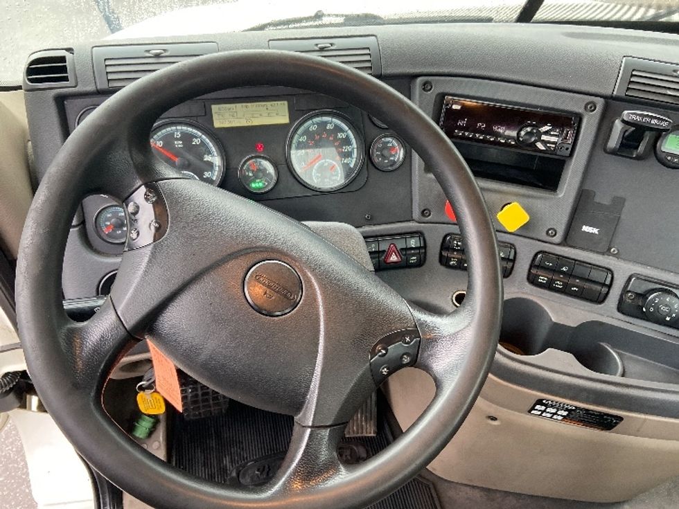 Day Cab Tractor-Heavy Duty Tractors-Freightliner-2018-Cascadia 12564ST-Mississauga-ON-397,301\n\t\tkm-$ 53,250 - Image 11