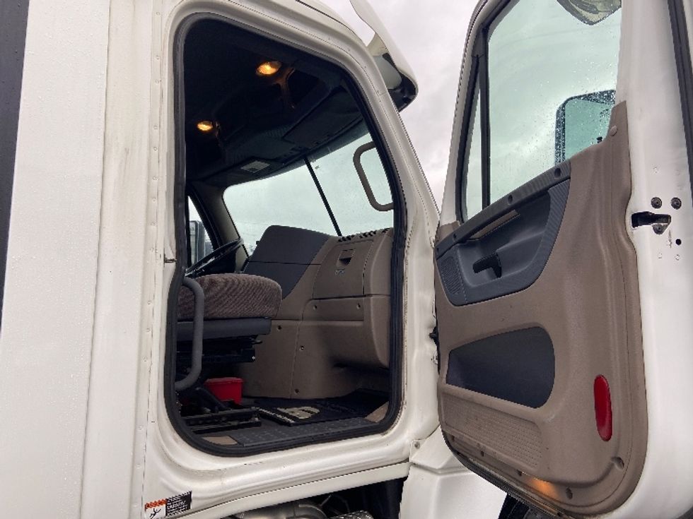 Day Cab Tractor-Heavy Duty Tractors-Freightliner-2018-Cascadia 12564ST-Mississauga-ON-397,301\n\t\tkm-$ 53,250 - Image 12