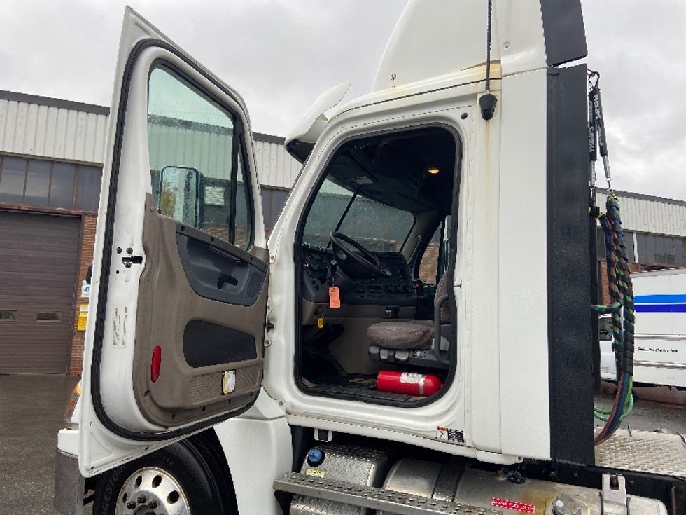 Day Cab Tractor-Heavy Duty Tractors-Freightliner-2018-Cascadia 12564ST-Mississauga-ON-397,301\n\t\tkm-$ 53,250 - Image 9