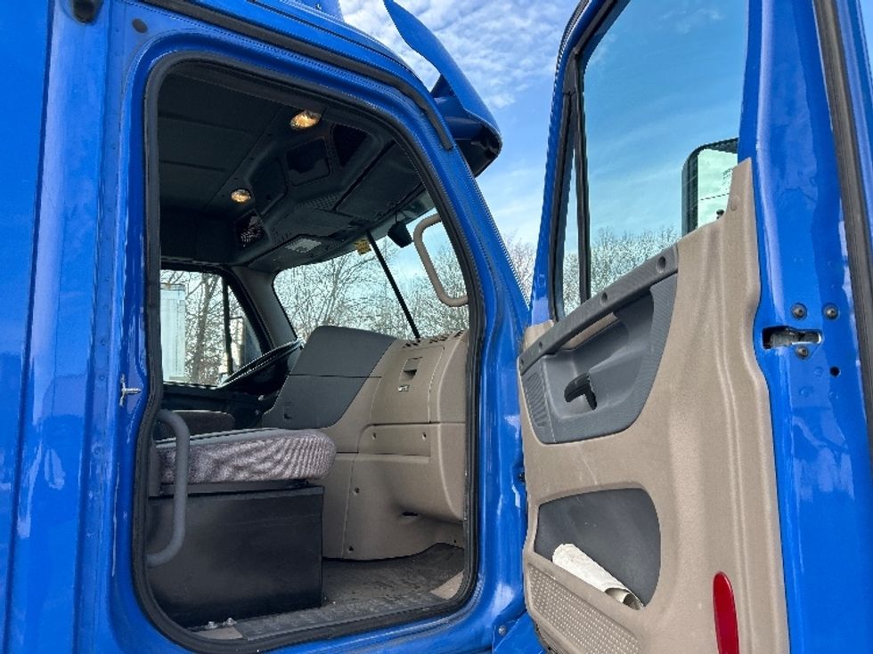Day Cab Tractor-Heavy Duty Tractors-Freightliner-2018-Cascadia 12564ST-Moberly-MO-228,998\n\t\tmiles-$ 47,250 - Image 12