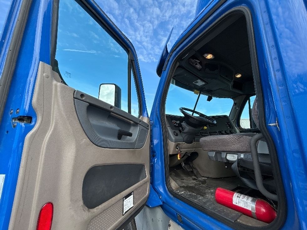 Day Cab Tractor-Heavy Duty Tractors-Freightliner-2018-Cascadia 12564ST-Moberly-MO-228,998\n\t\tmiles-$ 47,250 - Image 9