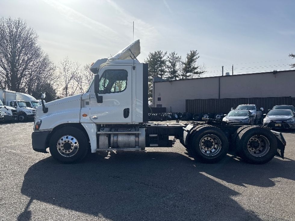 Day Cab Tractor-Heavy Duty Tractors-Freightliner-2018-Cascadia 12564ST-Monmouth Junction-NJ-235,727\n\t\tmiles-$ 44,750 - Image 4