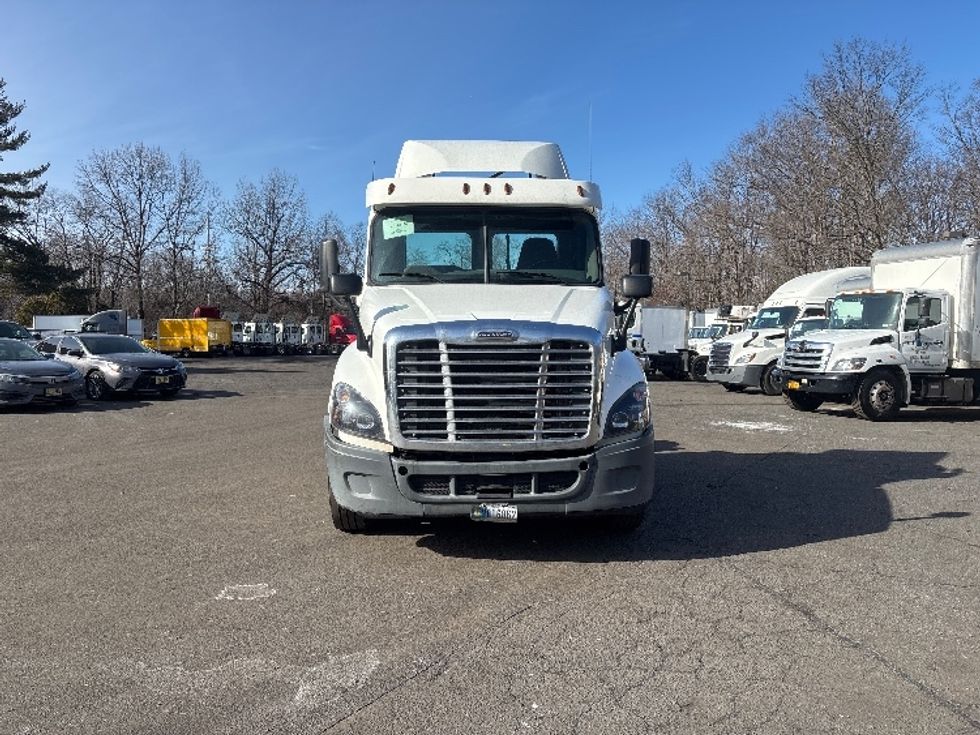 Day Cab Tractor-Heavy Duty Tractors-Freightliner-2018-Cascadia 12564ST-Monmouth Junction-NJ-235,727\n\t\tmiles-$ 44,750 - Image 2