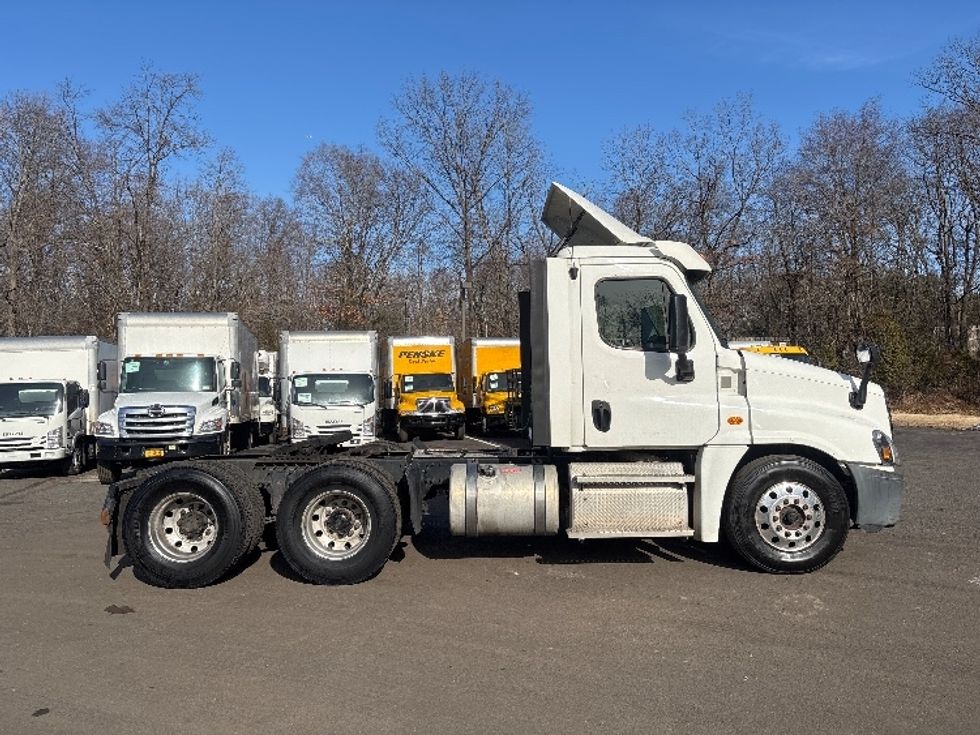 Day Cab Tractor-Heavy Duty Tractors-Freightliner-2018-Cascadia 12564ST-Monmouth Junction-NJ-235,727\n\t\tmiles-$ 44,750 - Image 8
