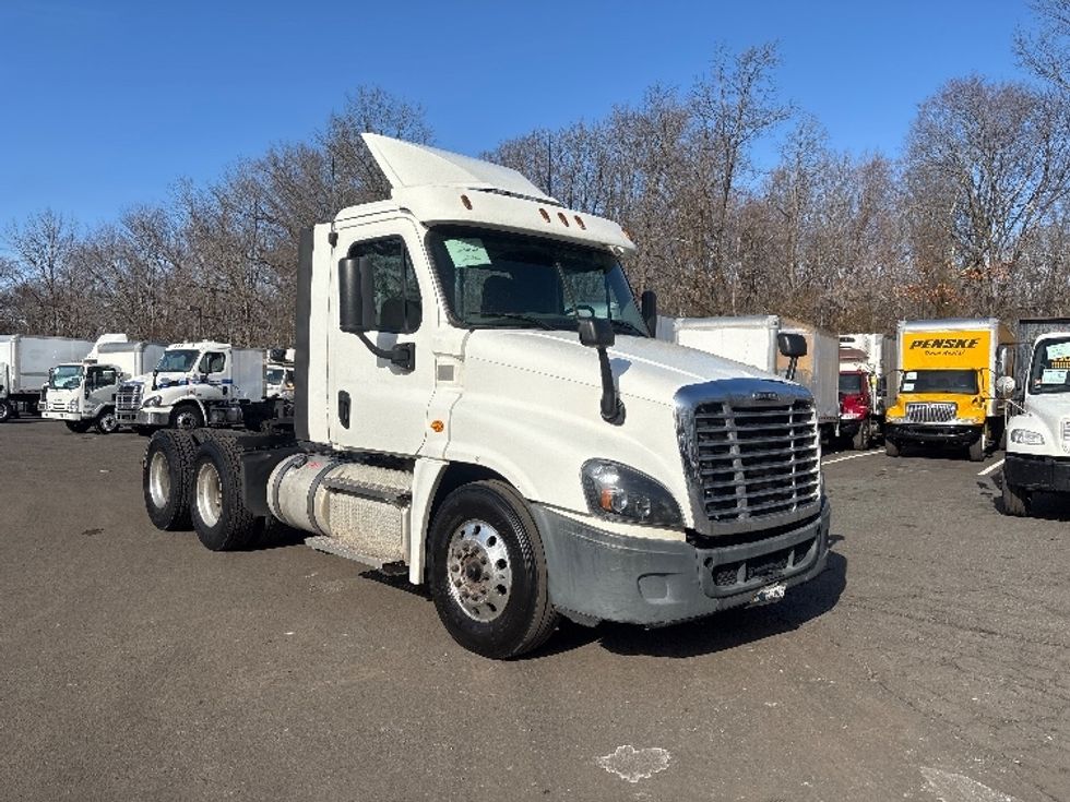 Day Cab Tractor-Heavy Duty Tractors-Freightliner-2018-Cascadia 12564ST-Monmouth Junction-NJ-235,727\n\t\tmiles-$ 44,750 - Image 1