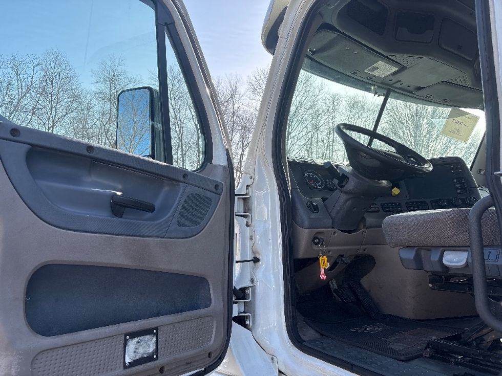 Day Cab Tractor-Heavy Duty Tractors-Freightliner-2018-Cascadia 12564ST-Monmouth Junction-NJ-235,727\n\t\tmiles-$ 44,750 - Image 9