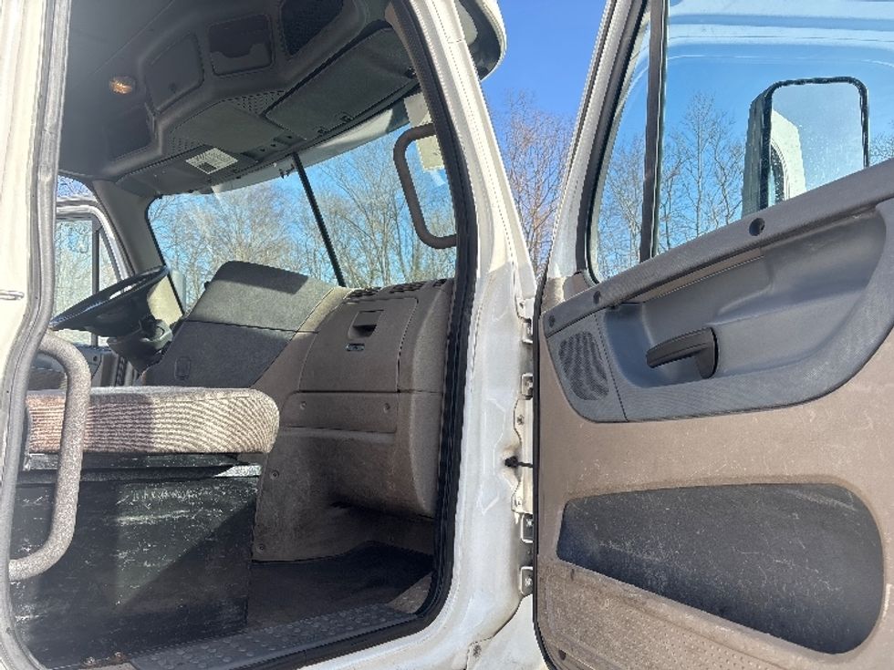 Day Cab Tractor-Heavy Duty Tractors-Freightliner-2018-Cascadia 12564ST-Monmouth Junction-NJ-235,727\n\t\tmiles-$ 44,750 - Image 12