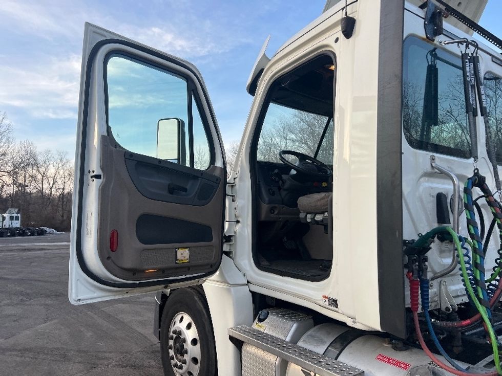 Day Cab Tractor-Heavy Duty Tractors-Freightliner-2018-Cascadia 12564ST-Monmouth Junction-NJ-296,661\n\t\tmiles-$ 37,000 - Image 9