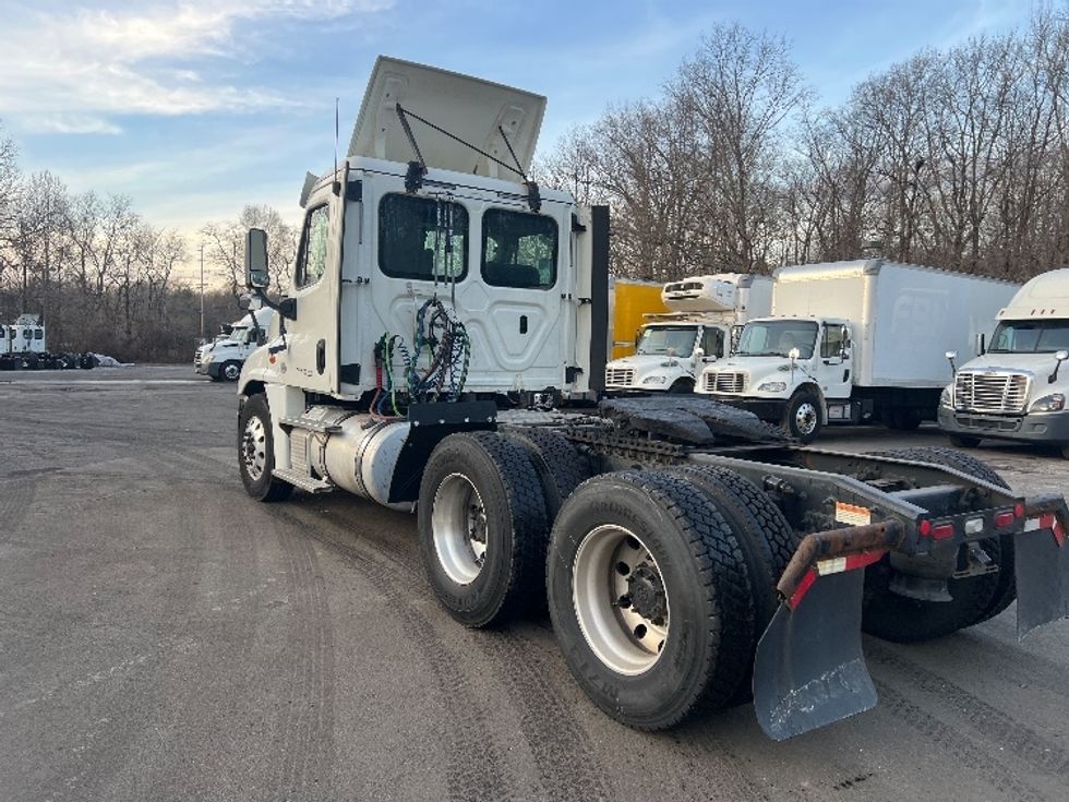 Day Cab Tractor-Heavy Duty Tractors-Freightliner-2018-Cascadia 12564ST-Monmouth Junction-NJ-296,661\n\t\tmiles-$ 37,000 - Image 5