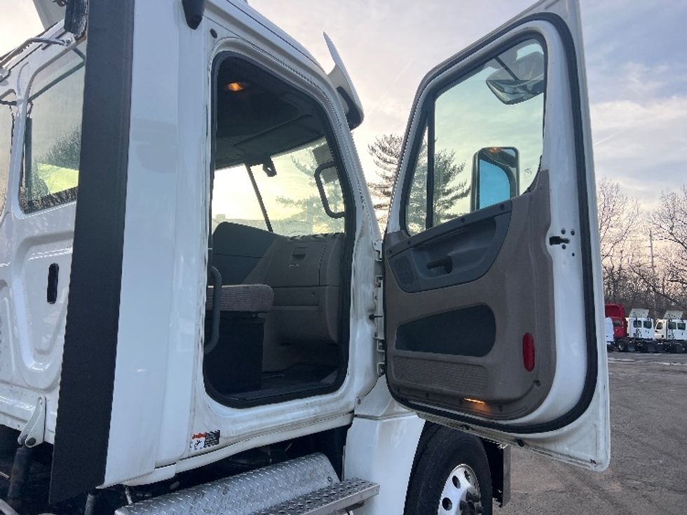 Day Cab Tractor-Heavy Duty Tractors-Freightliner-2018-Cascadia 12564ST-Monmouth Junction-NJ-296,661\n\t\tmiles-$ 37,000 - Image 12