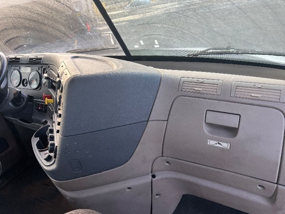 Day Cab Tractor-Heavy Duty Tractors-Freightliner-2018-Cascadia 12564ST-Monmouth Junction-NJ-296,661\n\t\tmiles-$ 37,000 - Image 13