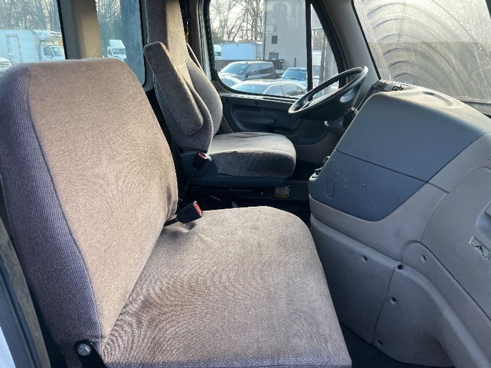 Day Cab Tractor-Heavy Duty Tractors-Freightliner-2018-Cascadia 12564ST-Monmouth Junction-NJ-296,661\n\t\tmiles-$ 37,000 - Image 14