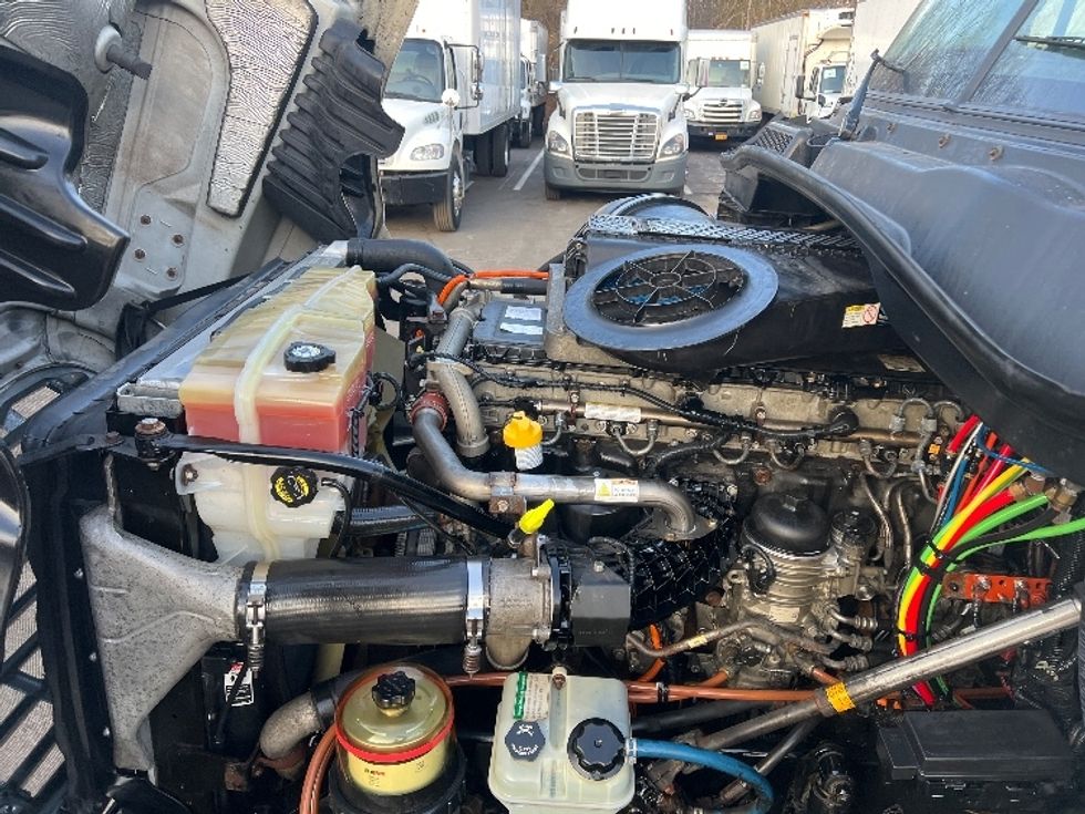 Day Cab Tractor-Heavy Duty Tractors-Freightliner-2018-Cascadia 12564ST-Monmouth Junction-NJ-296,661\n\t\tmiles-$ 37,000 - Image 16
