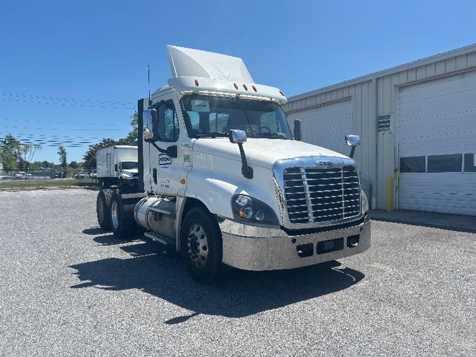 Day Cab Tractor-Heavy Duty Tractors-Freightliner-2018-Cascadia 12564ST-Monmouth Junction-NJ-296,661\n\t\tmiles-$ 37,000 - Image 1