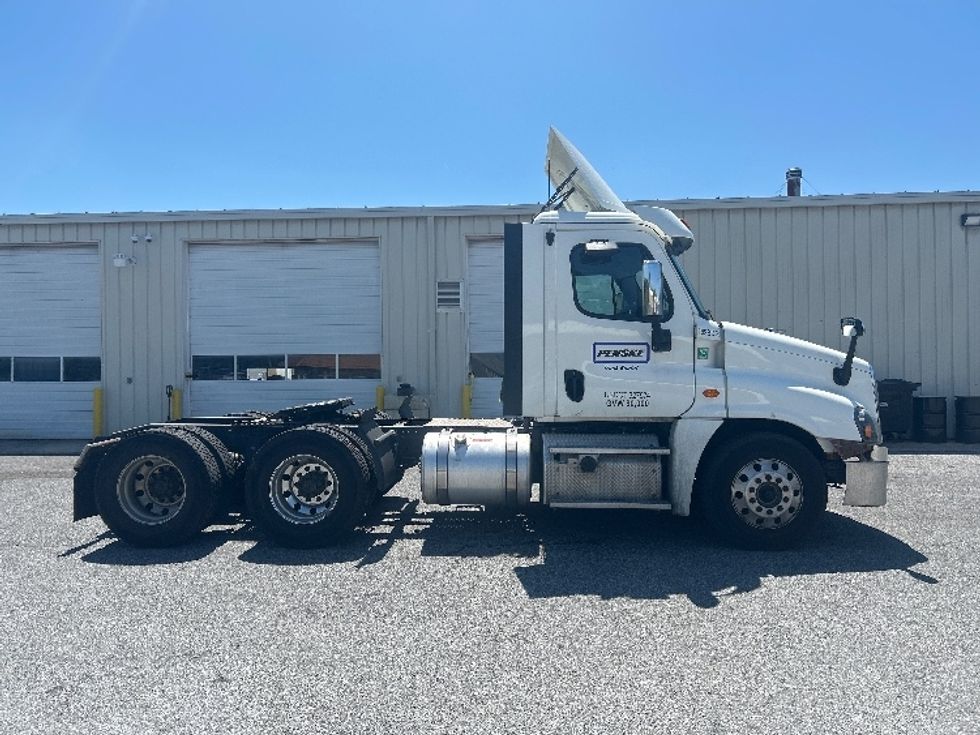 Day Cab Tractor-Heavy Duty Tractors-Freightliner-2018-Cascadia 12564ST-Monmouth Junction-NJ-296,661\n\t\tmiles-$ 37,000 - Image 8