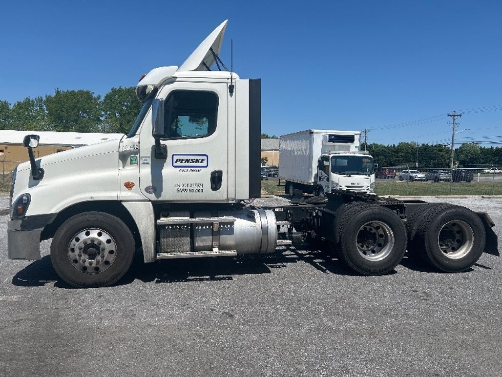 Day Cab Tractor-Heavy Duty Tractors-Freightliner-2018-Cascadia 12564ST-Monmouth Junction-NJ-296,661\n\t\tmiles-$ 37,000 - Image 4