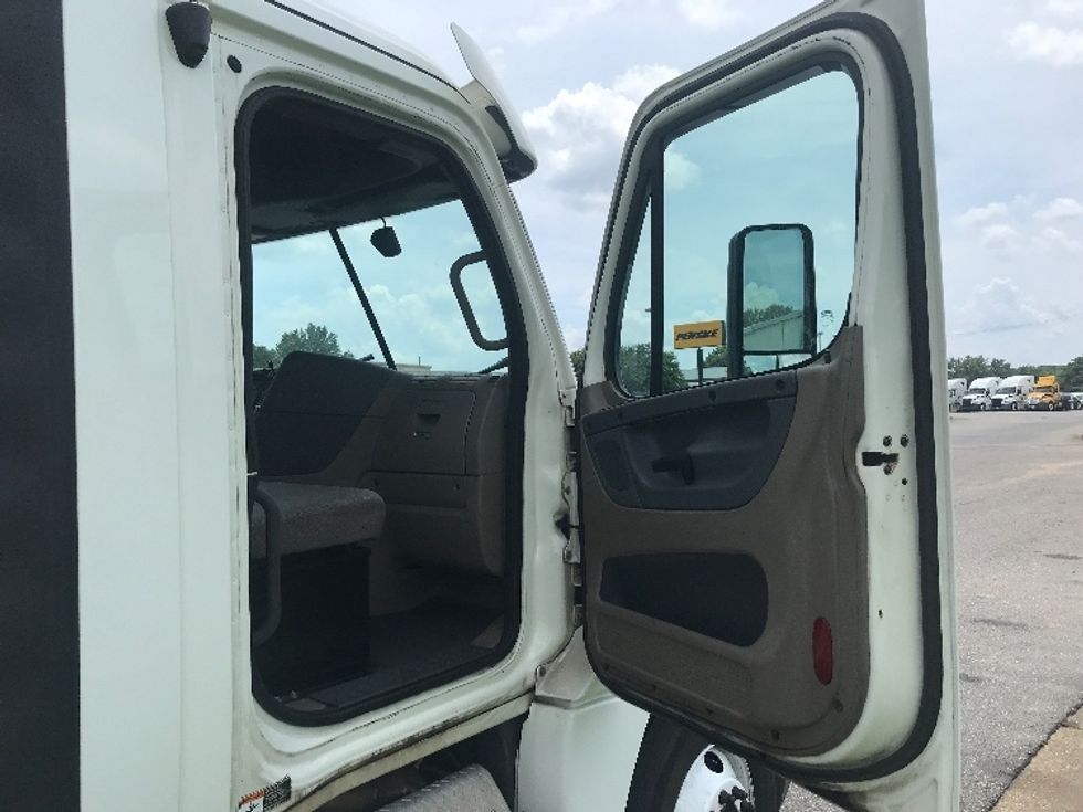 Day Cab Tractor-Heavy Duty Tractors-Freightliner-2018-Cascadia 12564ST-Montgomery-AL-260,006\n\t\tmiles-$ 54,000 - Image 11