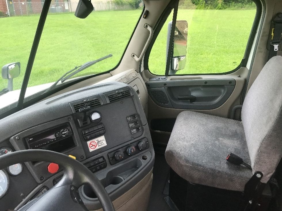 Day Cab Tractor-Heavy Duty Tractors-Freightliner-2018-Cascadia 12564ST-Montgomery-AL-260,006\n\t\tmiles-$ 54,000 - Image 9