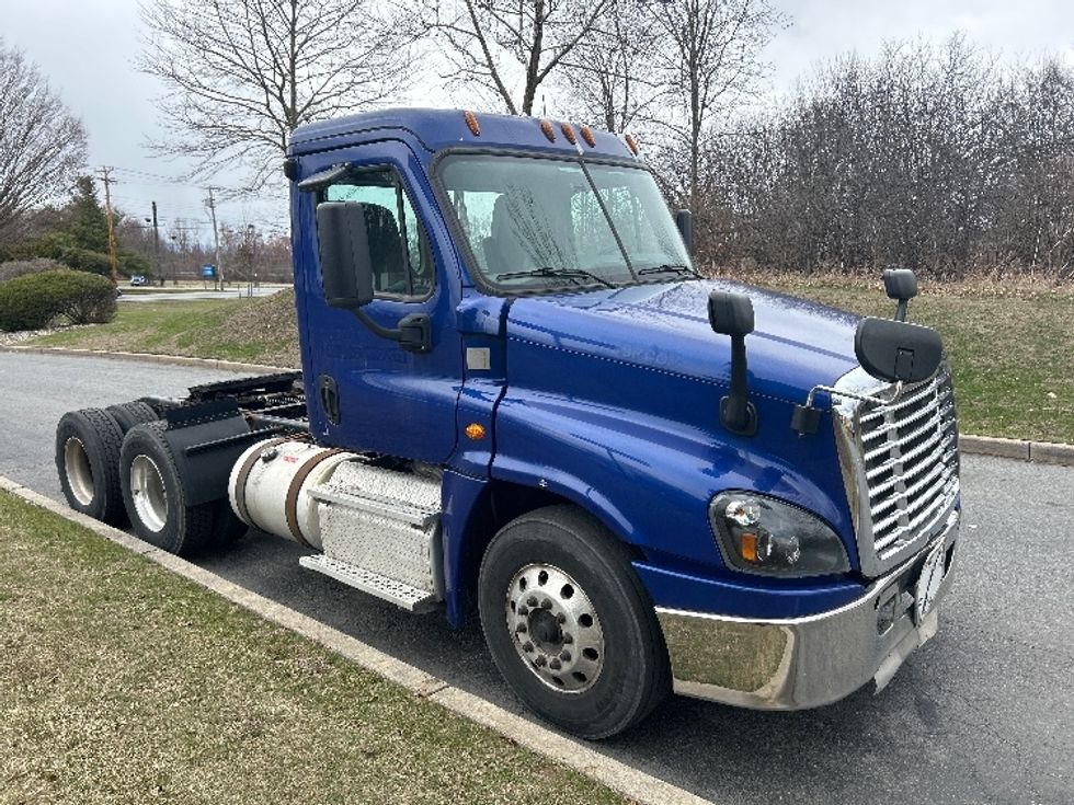 Day Cab Tractor-Heavy Duty Tractors-Freightliner-2018-Cascadia 12564ST-Montgomery-NY-202,989\n\t\tmiles-$ 39,250 - Image 1