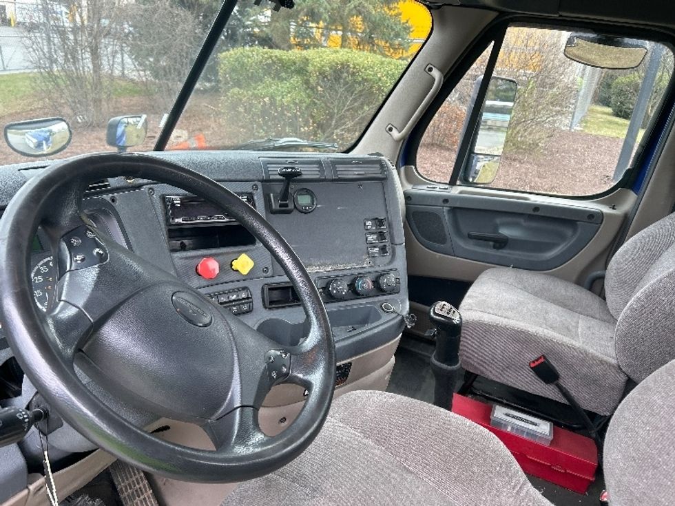 Day Cab Tractor-Heavy Duty Tractors-Freightliner-2018-Cascadia 12564ST-Montgomery-NY-202,989\n\t\tmiles-$ 39,250 - Image 10