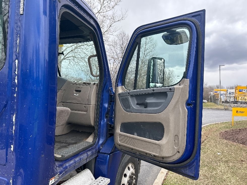 Day Cab Tractor-Heavy Duty Tractors-Freightliner-2018-Cascadia 12564ST-Montgomery-NY-202,989\n\t\tmiles-$ 39,250 - Image 11