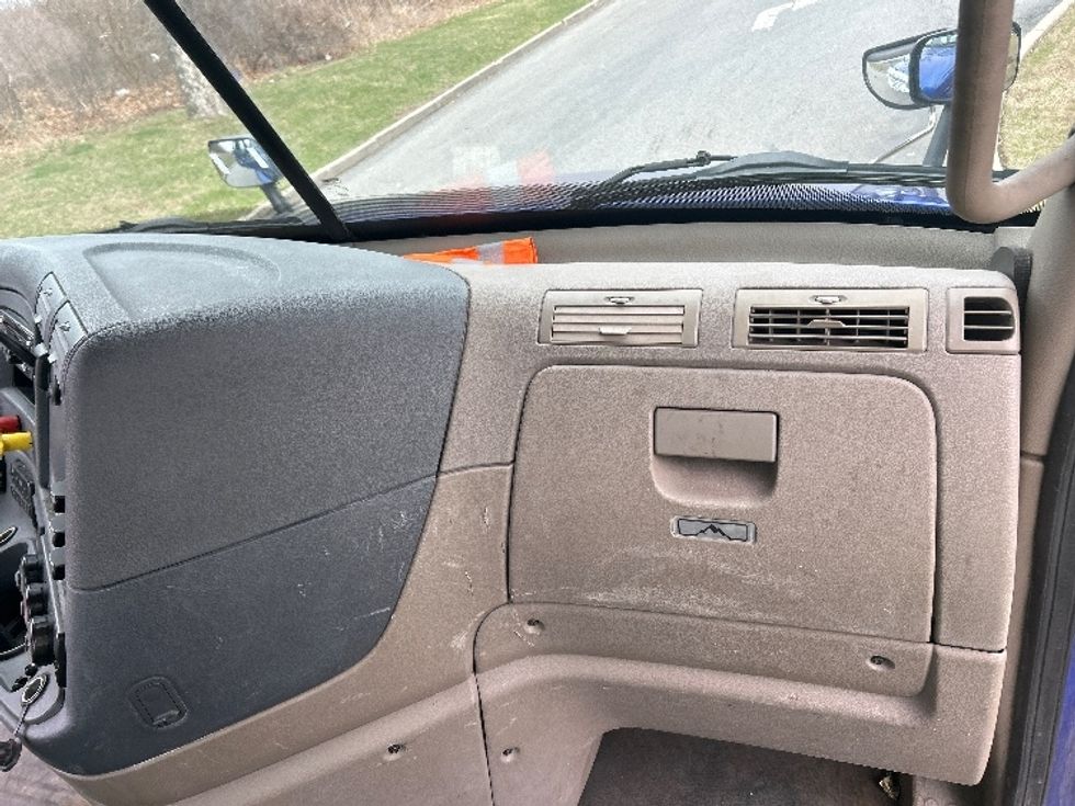 Day Cab Tractor-Heavy Duty Tractors-Freightliner-2018-Cascadia 12564ST-Montgomery-NY-202,989\n\t\tmiles-$ 39,250 - Image 12