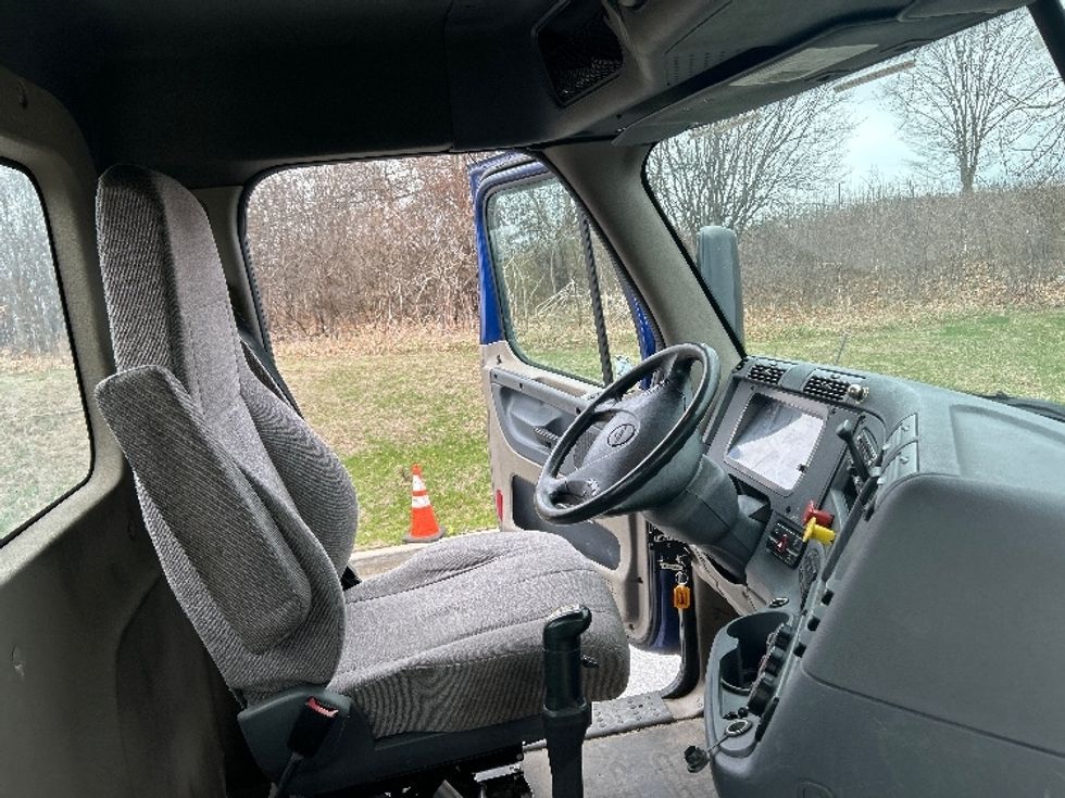 Day Cab Tractor-Heavy Duty Tractors-Freightliner-2018-Cascadia 12564ST-Montgomery-NY-202,989\n\t\tmiles-$ 39,250 - Image 13