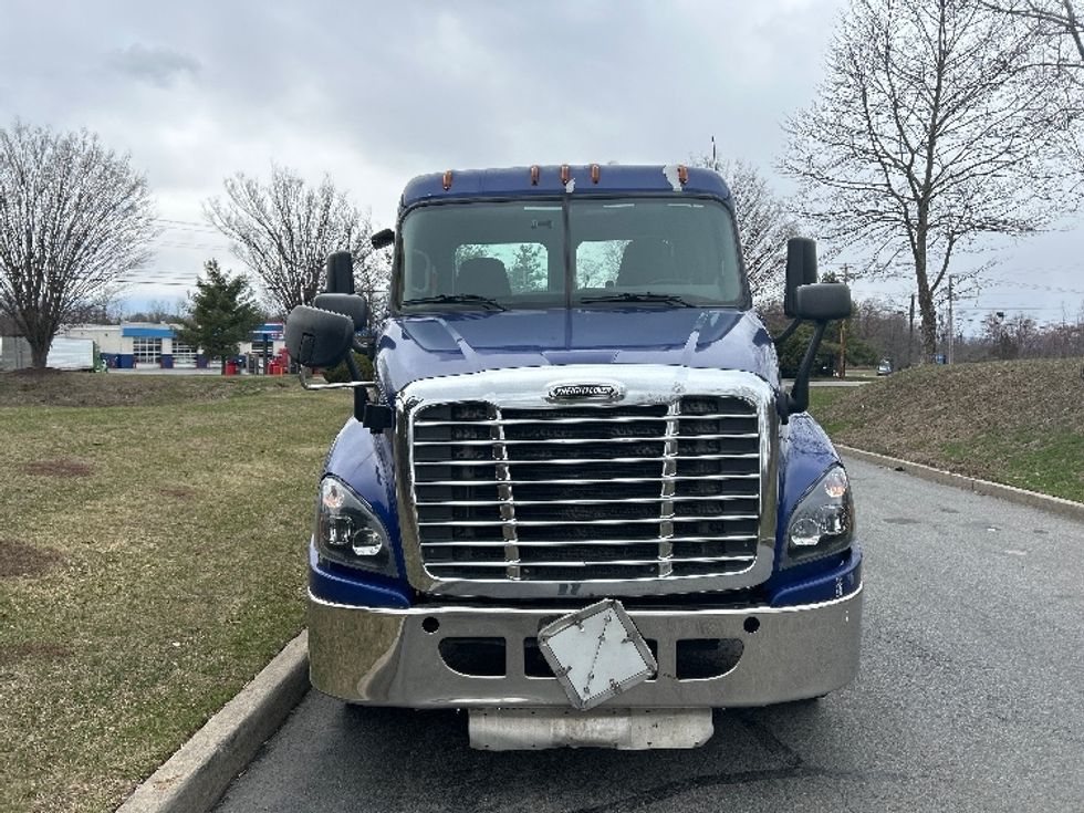 Day Cab Tractor-Heavy Duty Tractors-Freightliner-2018-Cascadia 12564ST-Montgomery-NY-202,989\n\t\tmiles-$ 39,250 - Image 2