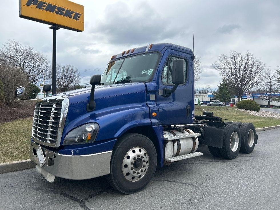 Day Cab Tractor-Heavy Duty Tractors-Freightliner-2018-Cascadia 12564ST-Montgomery-NY-202,989\n\t\tmiles-$ 39,250 - Image 3