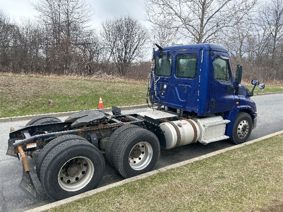 Day Cab Tractor-Heavy Duty Tractors-Freightliner-2018-Cascadia 12564ST-Montgomery-NY-202,989\n\t\tmiles-$ 39,250 - Image 7