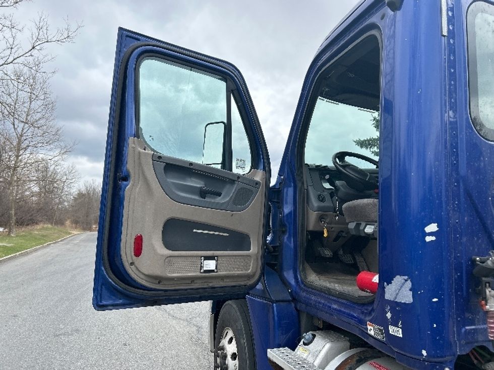 Day Cab Tractor-Heavy Duty Tractors-Freightliner-2018-Cascadia 12564ST-Montgomery-NY-202,989\n\t\tmiles-$ 39,250 - Image 9