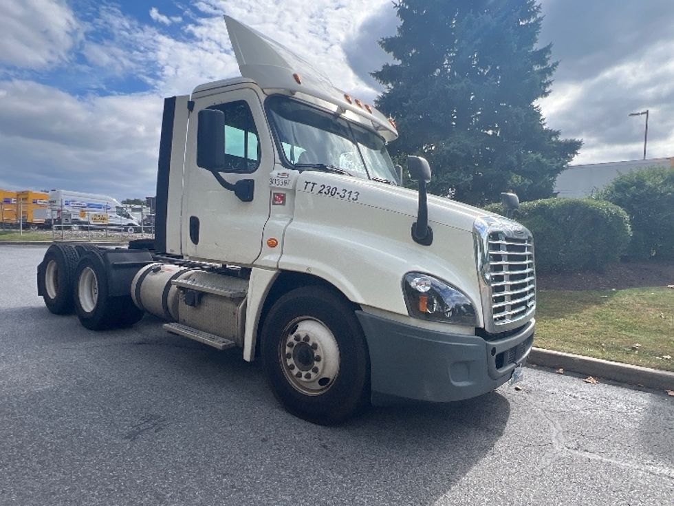 Day Cab Tractor-Heavy Duty Tractors-Freightliner-2018-Cascadia 12564ST-Montgomery-NY-314,467\n\t\tmiles-$ 43,500 - Image 1