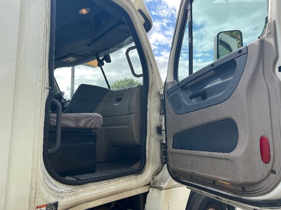 Day Cab Tractor-Heavy Duty Tractors-Freightliner-2018-Cascadia 12564ST-Montgomery-NY-314,467\n\t\tmiles-$ 43,500 - Image 12