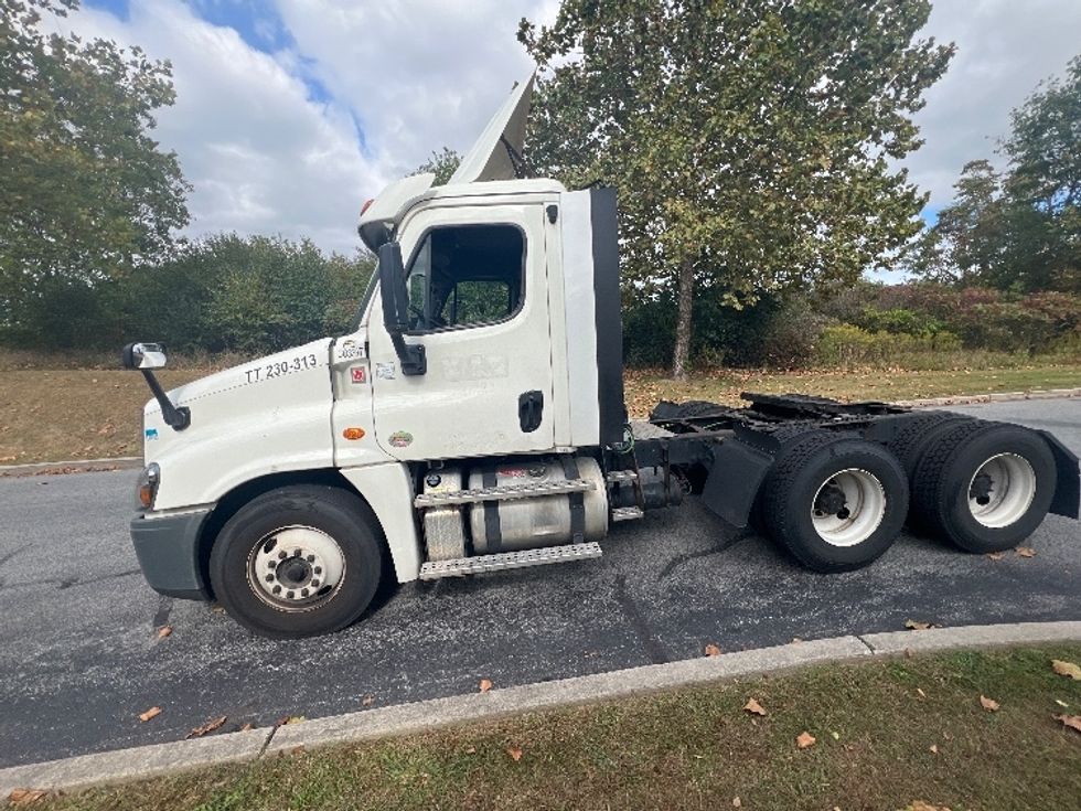Day Cab Tractor-Heavy Duty Tractors-Freightliner-2018-Cascadia 12564ST-Montgomery-NY-314,467\n\t\tmiles-$ 43,500 - Image 4
