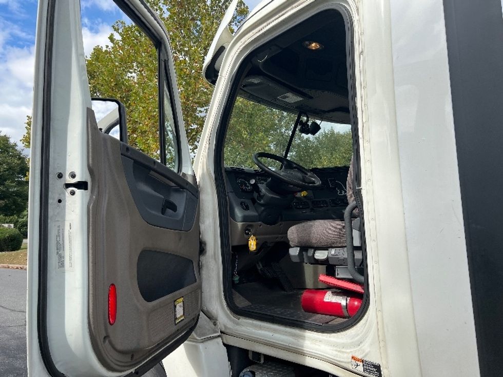 Day Cab Tractor-Heavy Duty Tractors-Freightliner-2018-Cascadia 12564ST-Montgomery-NY-314,467\n\t\tmiles-$ 43,500 - Image 9