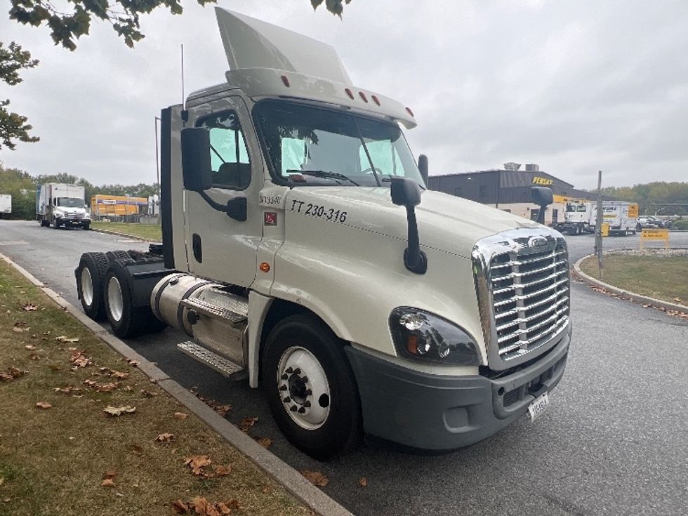 Day Cab Tractor-Heavy Duty Tractors-Freightliner-2018-Cascadia 12564ST-Montgomery-NY-349,490\n\t\tmiles-$ 41,750 - Image 1