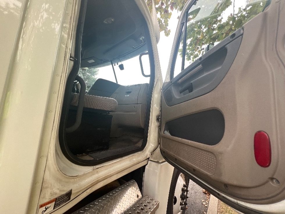 Day Cab Tractor-Heavy Duty Tractors-Freightliner-2018-Cascadia 12564ST-Montgomery-NY-349,490\n\t\tmiles-$ 41,750 - Image 12