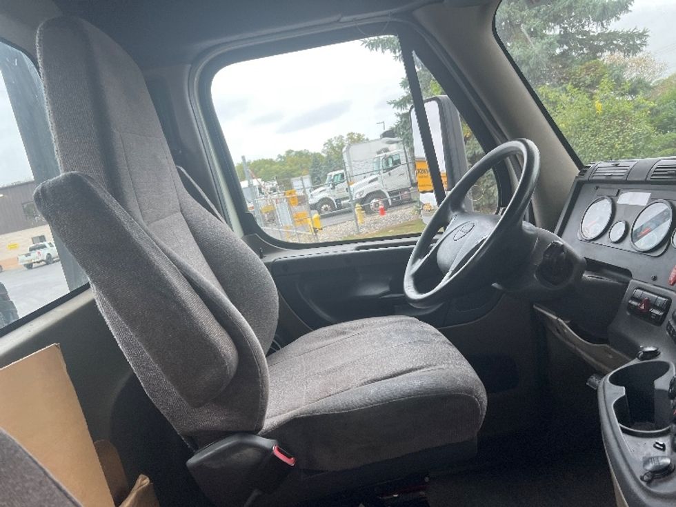 Day Cab Tractor-Heavy Duty Tractors-Freightliner-2018-Cascadia 12564ST-Montgomery-NY-349,490\n\t\tmiles-$ 41,750 - Image 14