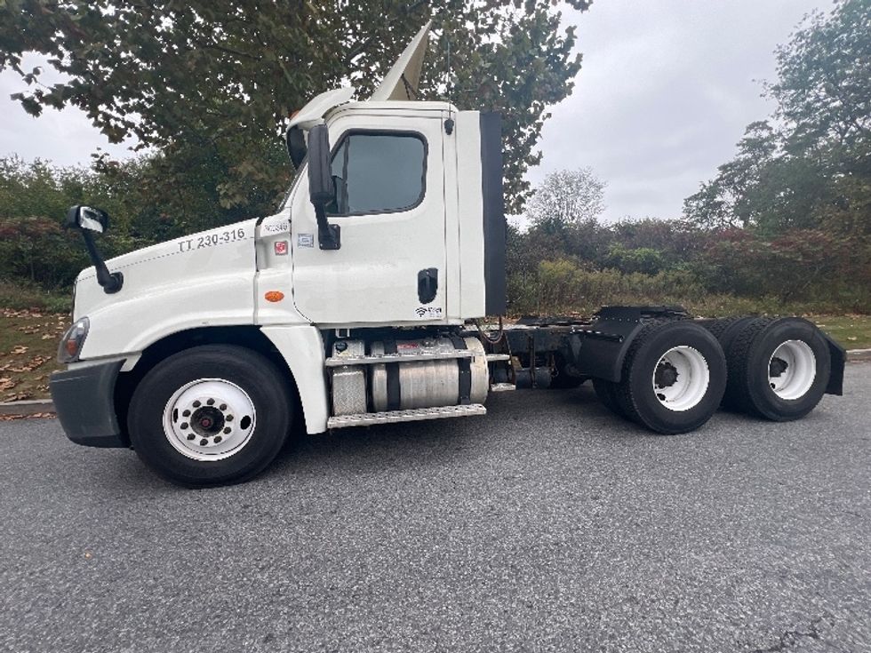Day Cab Tractor-Heavy Duty Tractors-Freightliner-2018-Cascadia 12564ST-Montgomery-NY-349,490\n\t\tmiles-$ 41,750 - Image 4