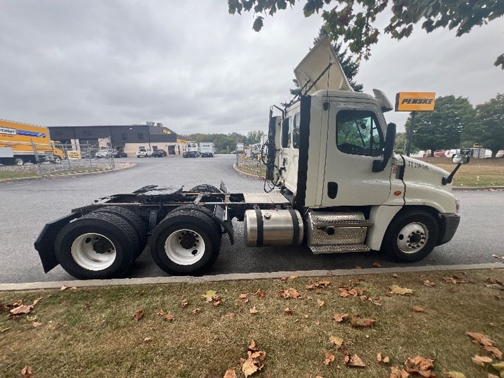 Day Cab Tractor-Heavy Duty Tractors-Freightliner-2018-Cascadia 12564ST-Montgomery-NY-349,490\n\t\tmiles-$ 41,750 - Image 8