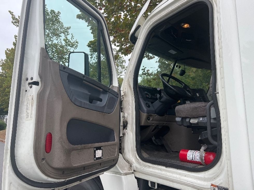 Day Cab Tractor-Heavy Duty Tractors-Freightliner-2018-Cascadia 12564ST-Montgomery-NY-349,490\n\t\tmiles-$ 41,750 - Image 9