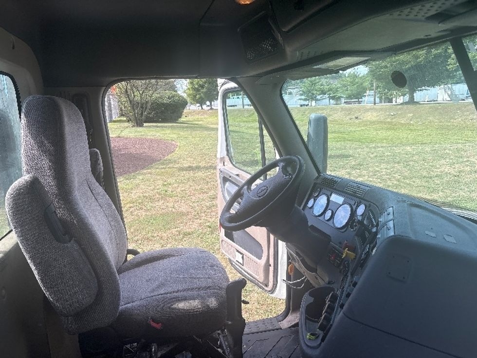 Day Cab Tractor-Heavy Duty Tractors-Freightliner-2018-Cascadia 12564ST-Montgomery-NY-382,319\n\t\tmiles-$ 34,000 - Image 14