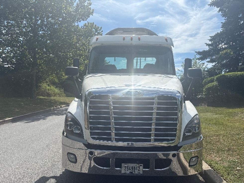 Day Cab Tractor-Heavy Duty Tractors-Freightliner-2018-Cascadia 12564ST-Montgomery-NY-382,319\n\t\tmiles-$ 34,000 - Image 2