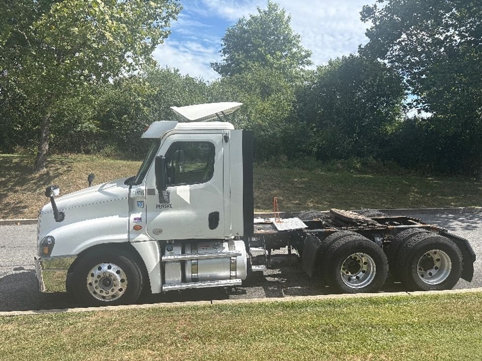 Day Cab Tractor-Heavy Duty Tractors-Freightliner-2018-Cascadia 12564ST-Montgomery-NY-382,319\n\t\tmiles-$ 34,000 - Image 4
