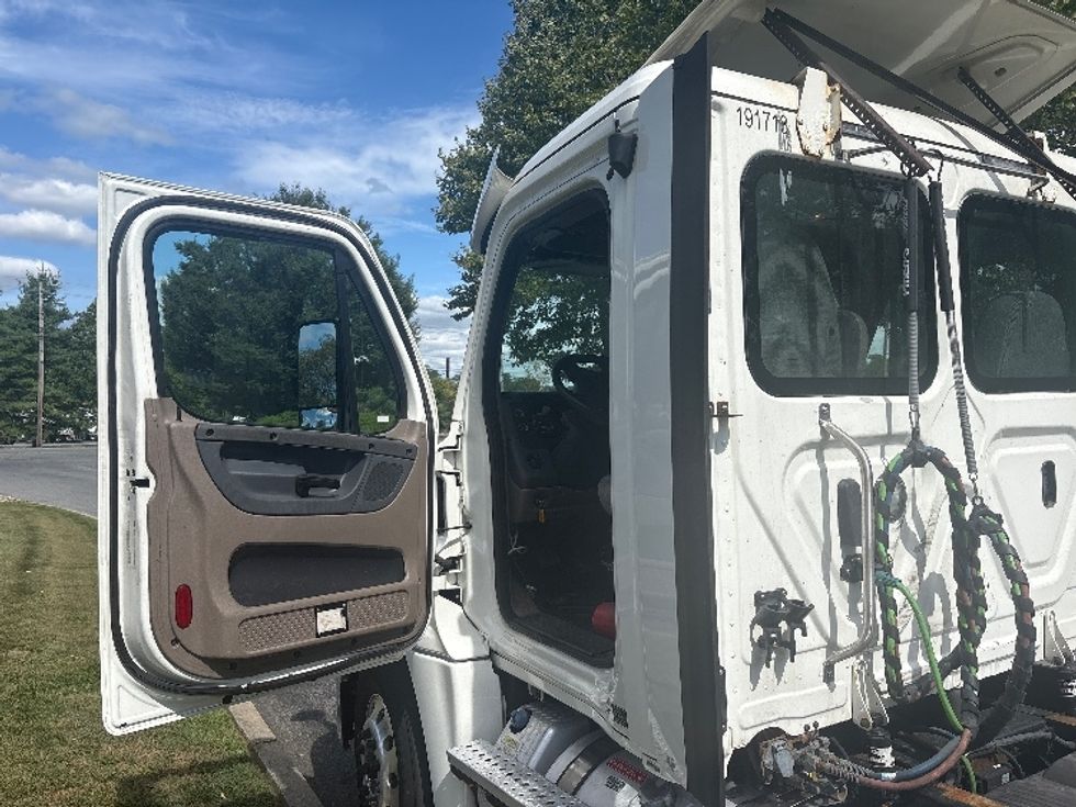 Day Cab Tractor-Heavy Duty Tractors-Freightliner-2018-Cascadia 12564ST-Montgomery-NY-382,319\n\t\tmiles-$ 34,000 - Image 9