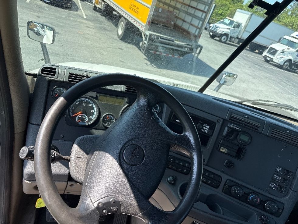 Day Cab Tractor-Heavy Duty Tractors-Freightliner-2018-Cascadia 12564ST-Montgomery-NY-413,178\n\t\tmiles-$ 32,750 - Image 11
