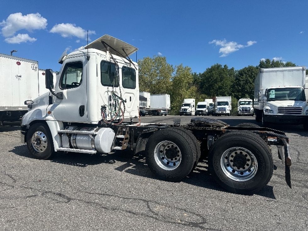 Day Cab Tractor-Heavy Duty Tractors-Freightliner-2018-Cascadia 12564ST-Montgomery-NY-413,178\n\t\tmiles-$ 32,750 - Image 5