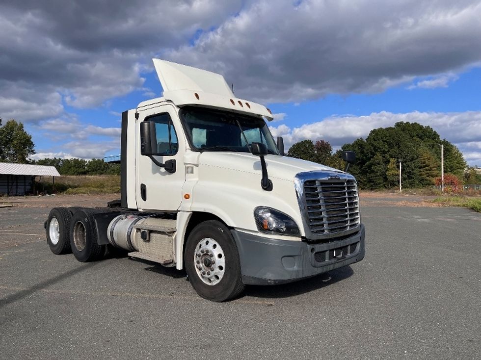 Day Cab Tractor-Heavy Duty Tractors-Freightliner-2018-Cascadia 12564ST-Montgomery-NY-434,303\n\t\tmiles-$ 38,750 - Image 1