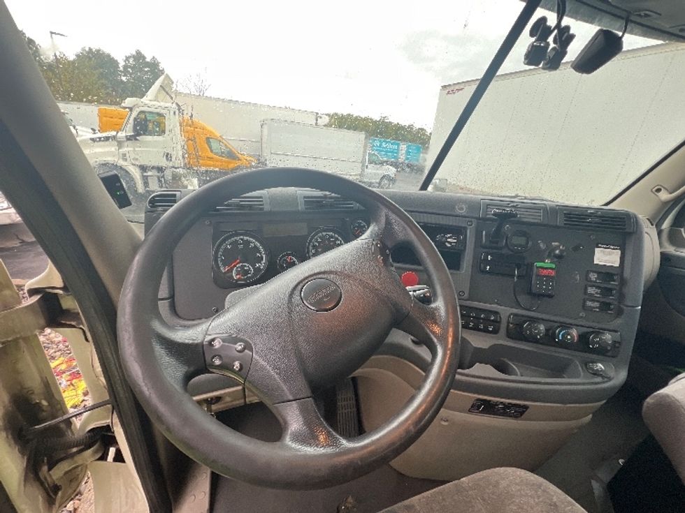 Day Cab Tractor-Heavy Duty Tractors-Freightliner-2018-Cascadia 12564ST-Montgomery-NY-434,303\n\t\tmiles-$ 38,750 - Image 11